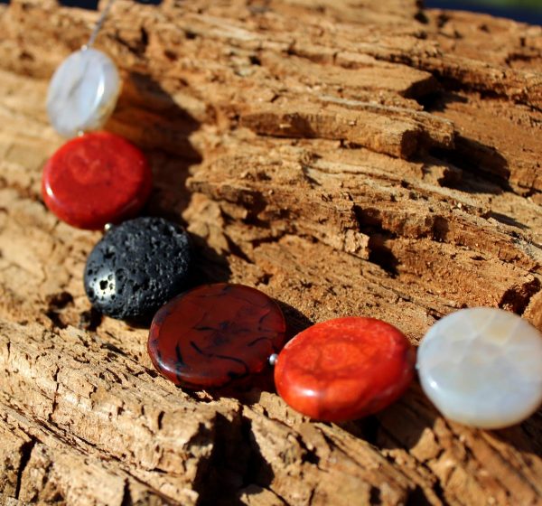 Kette mit münzförmigen Perlen aus Lava, Achat, Koralle und Sardonyx